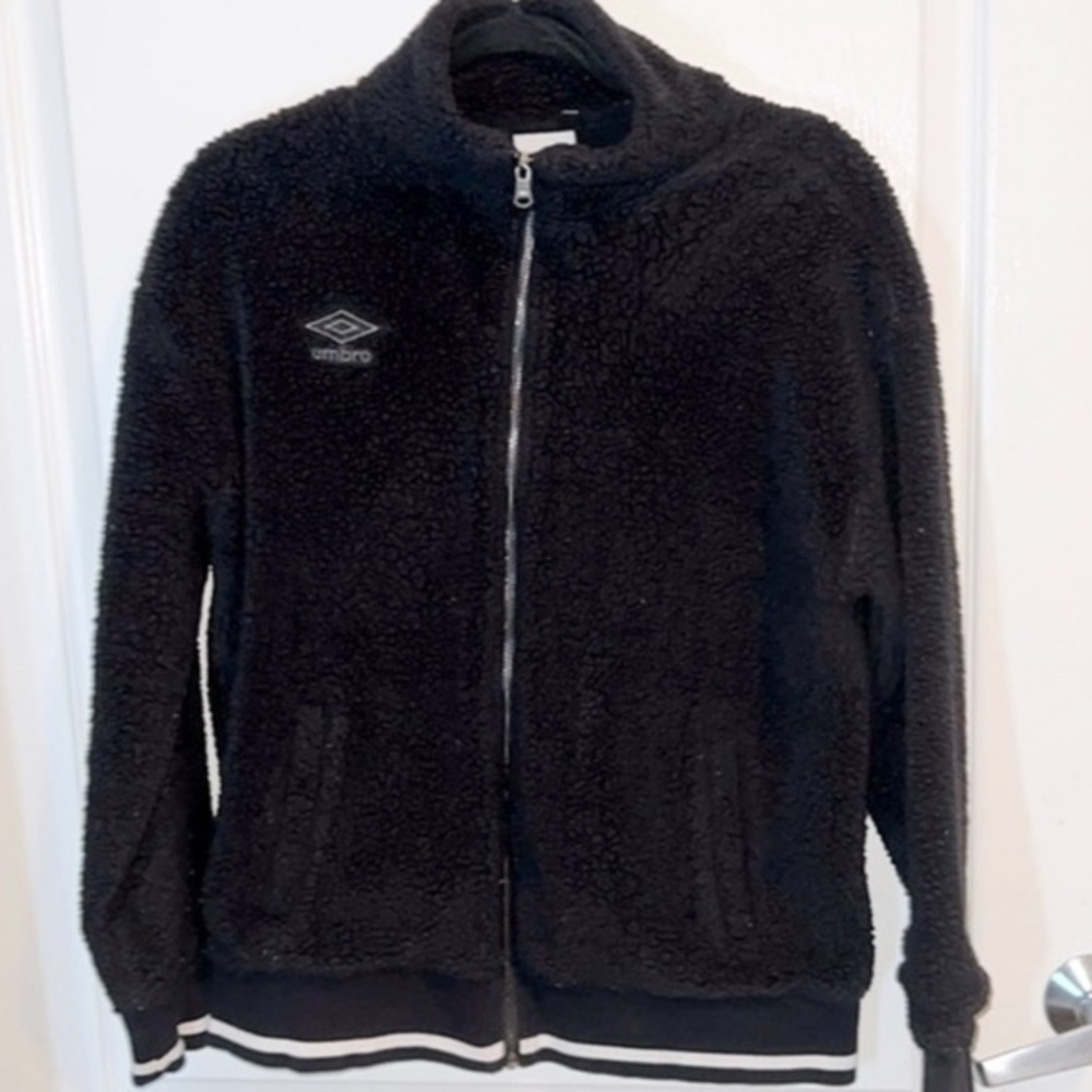 Umbro zip up sweater with a collar - size large